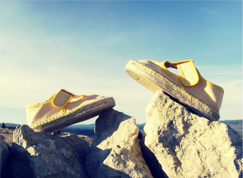 espadrilles para niños de la marca Slowers hechas en España con tejido de algodón de color amarillo